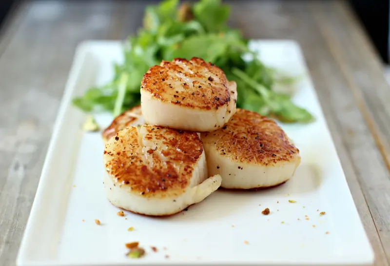 Seared scallops on arugula
